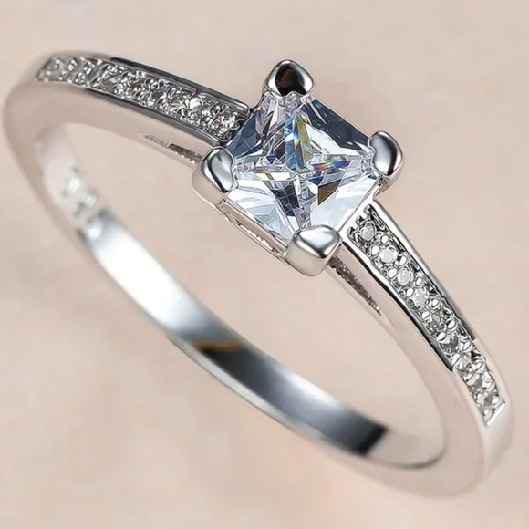 Princess cut sterling silver engagement ring - Picture 5 of 6